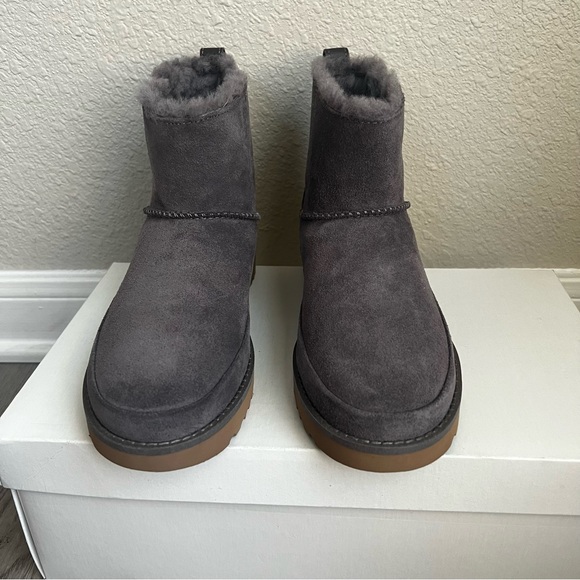 New UGG Classic Mini Suede Zip Boots SHADE Size 6 Waterproof - Picture 3 of 8